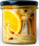 Hareng à l'orange et au poivre coloré dans une marinade au citron et au miel bocal 250g